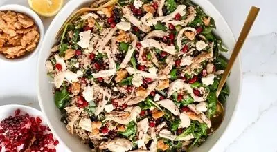 طرز تهیه سالاد مرغ و انار ؛ بوی زهم مرغ را با این ادویه ها بگیرید