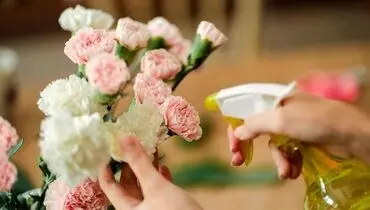 ترفندهای تمیز کردن گل های مصنوعی در منزل