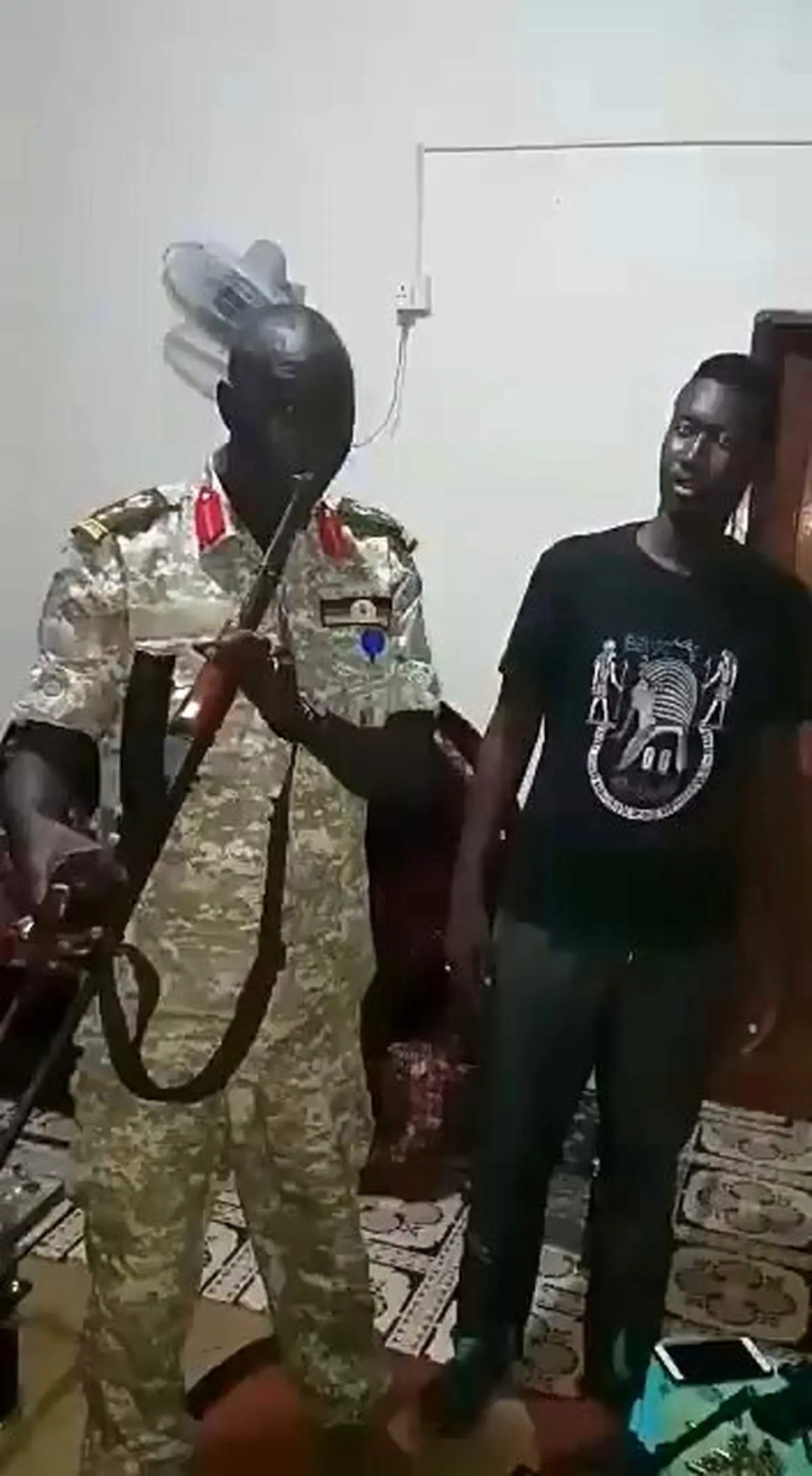 اقدام باورنکردنی و جنجالی این سرباز در مهار گلوله با دهانش + فیلم 
