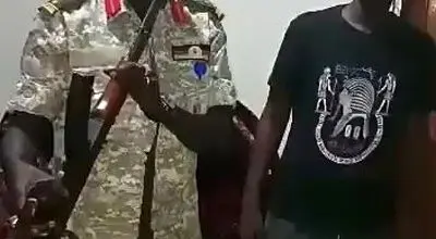 اقدام باورنکردنی و جنجالی این سرباز در مهار گلوله با دهانش + فیلم 
