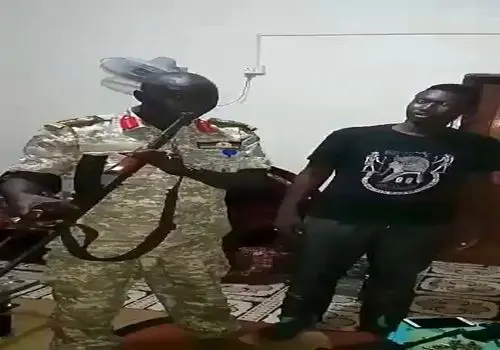 اقدام باورنکردنی و جنجالی این سرباز در مهار گلوله با دهانش + فیلم 
