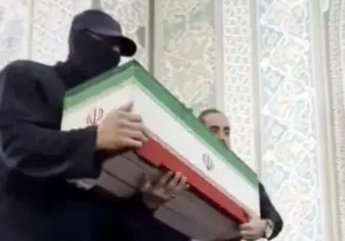 تصویر دیده‌نشده از رهبر شهید در کنار پدر و برادرش
