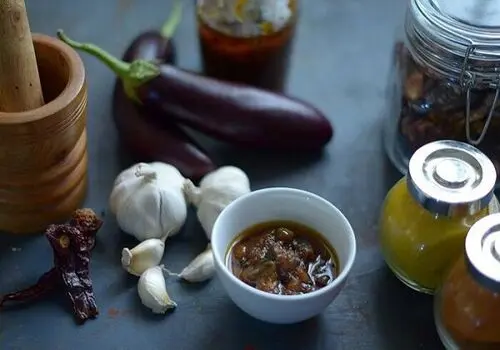 طرز تهیه ترشی بادمجان شکم پر: یک چاشنی اصیل و خوش‌طعم!