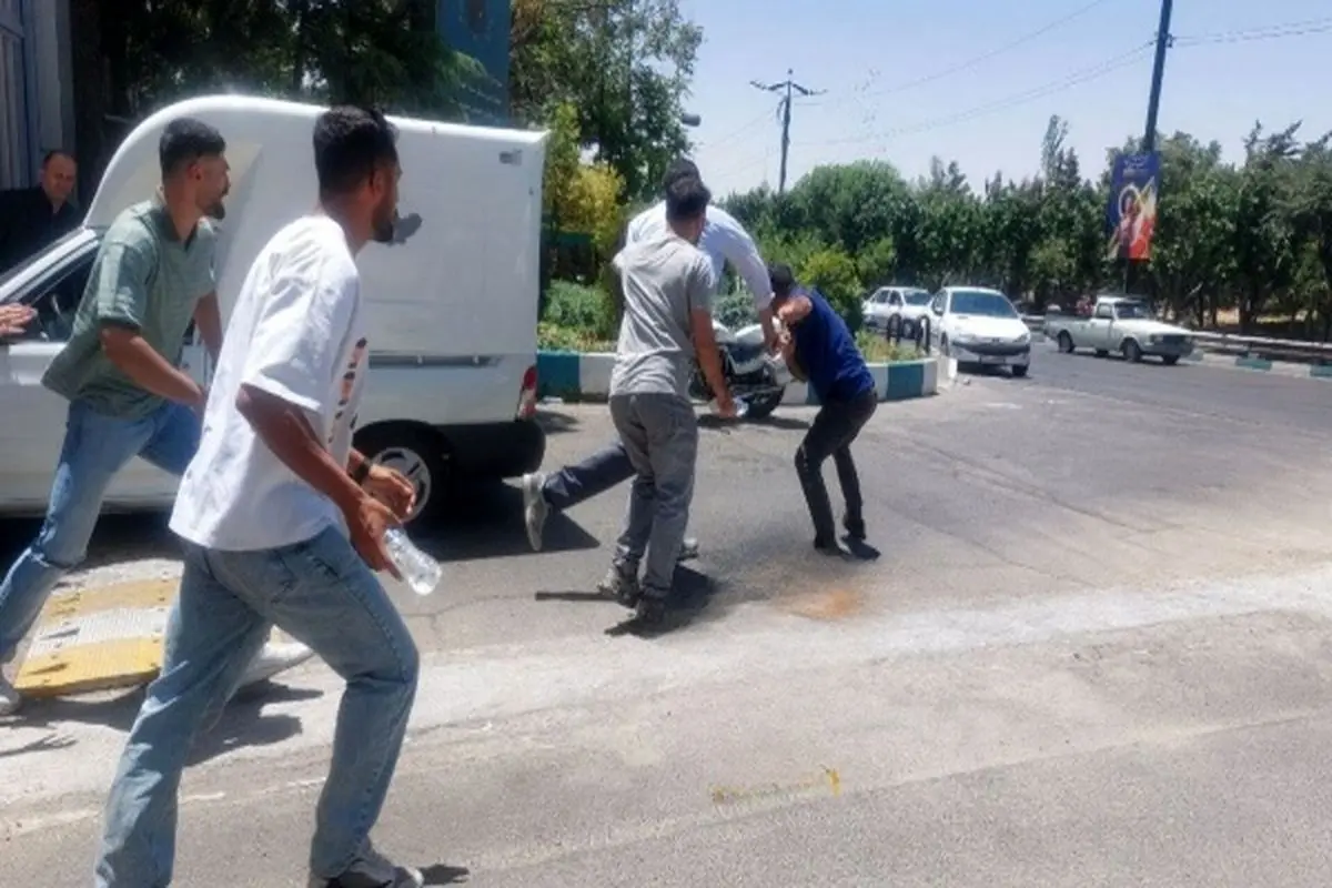 درگیری موافقان و مخالفان احسان حدادی مقابل وزارت ورزش و جوانان + فیلم