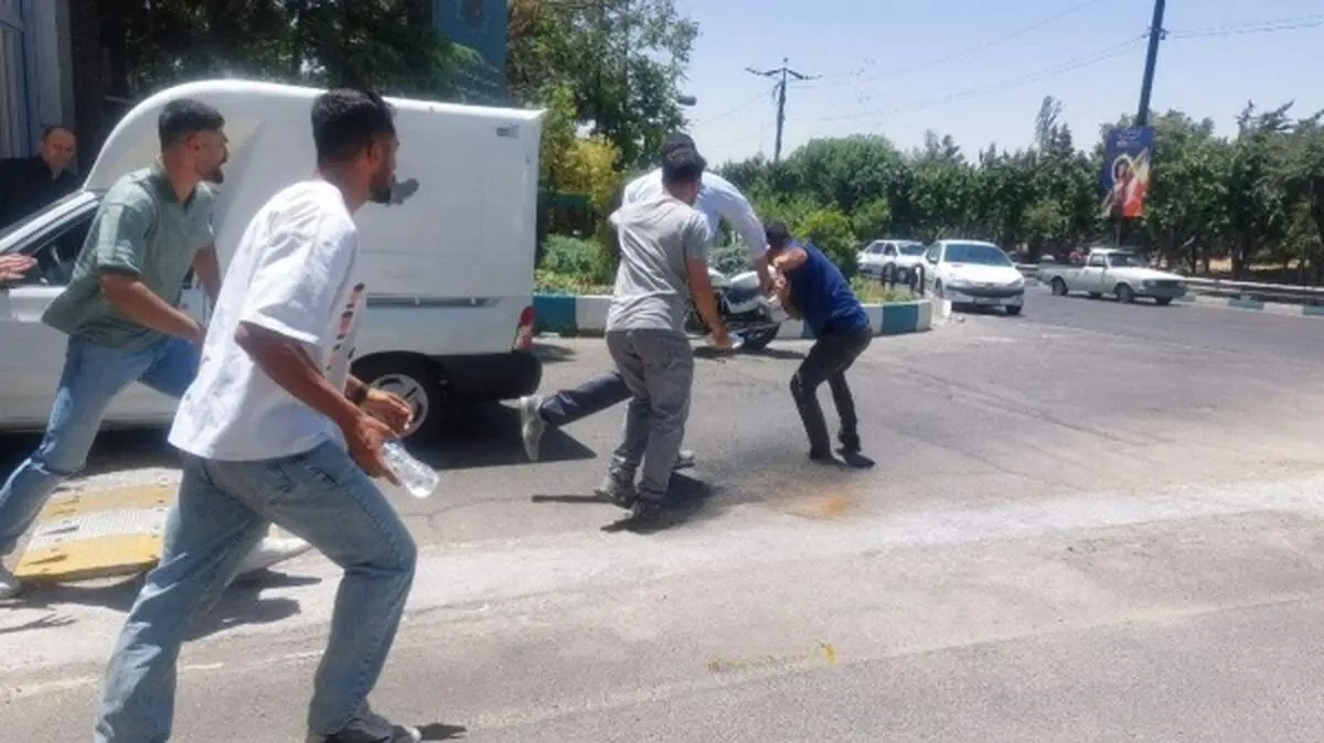 درگیری موافقان و مخالفان احسان حدادی مقابل وزارت ورزش و جوانان + فیلم

