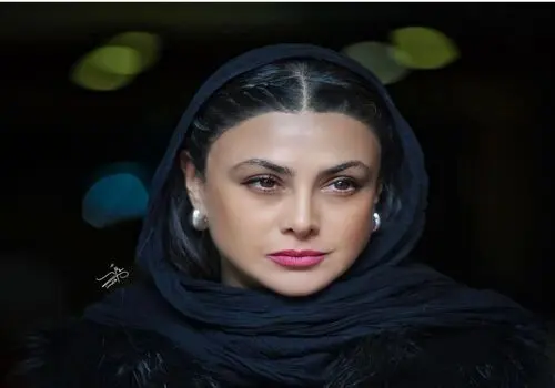 ژست و استایل هنری آزاده صمدی در یک آرت گالری
