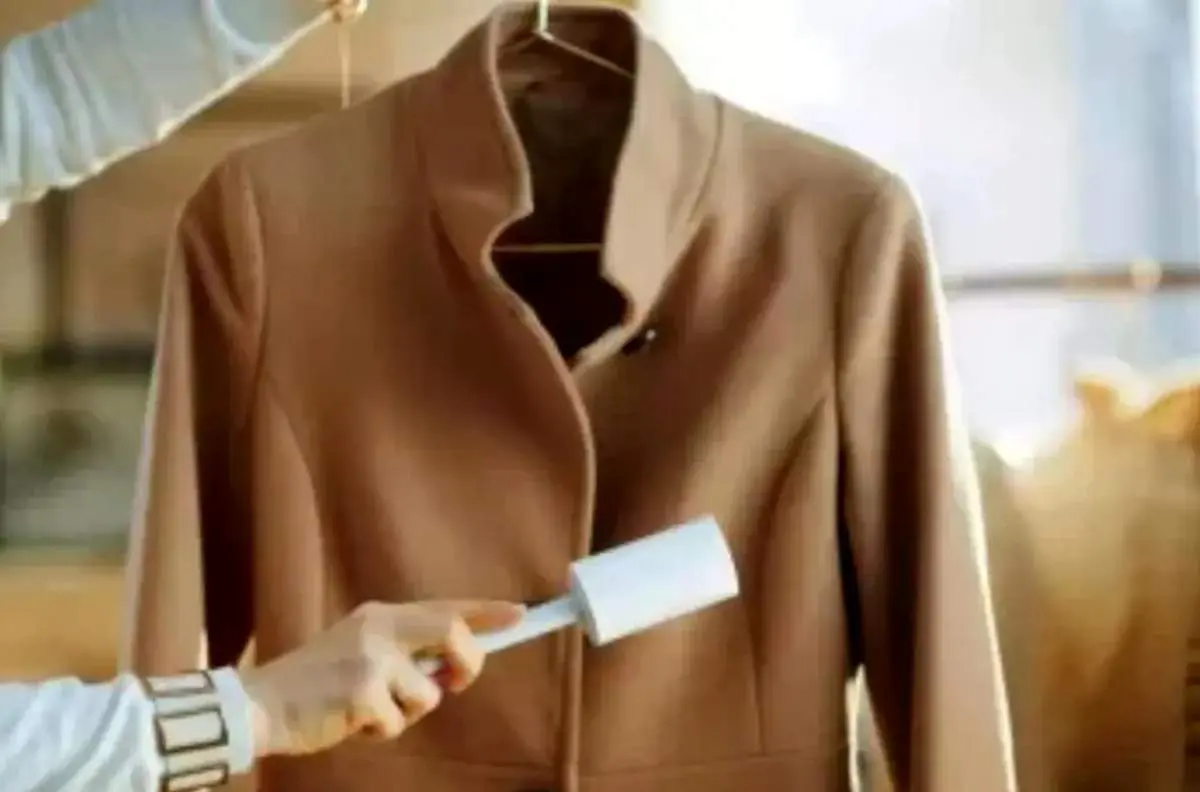 چگونه پرز را از روی پالتو و کت فوتر از بین ببریم؟