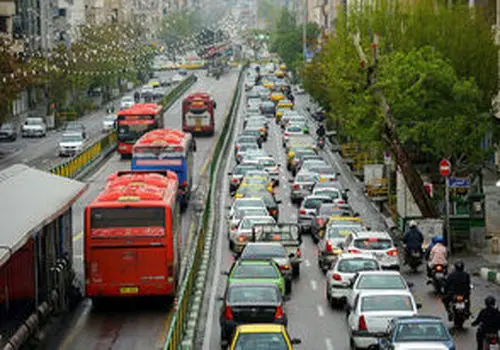 بنرهای نصب شده در سراسر شهر قم جلب توجه کرد