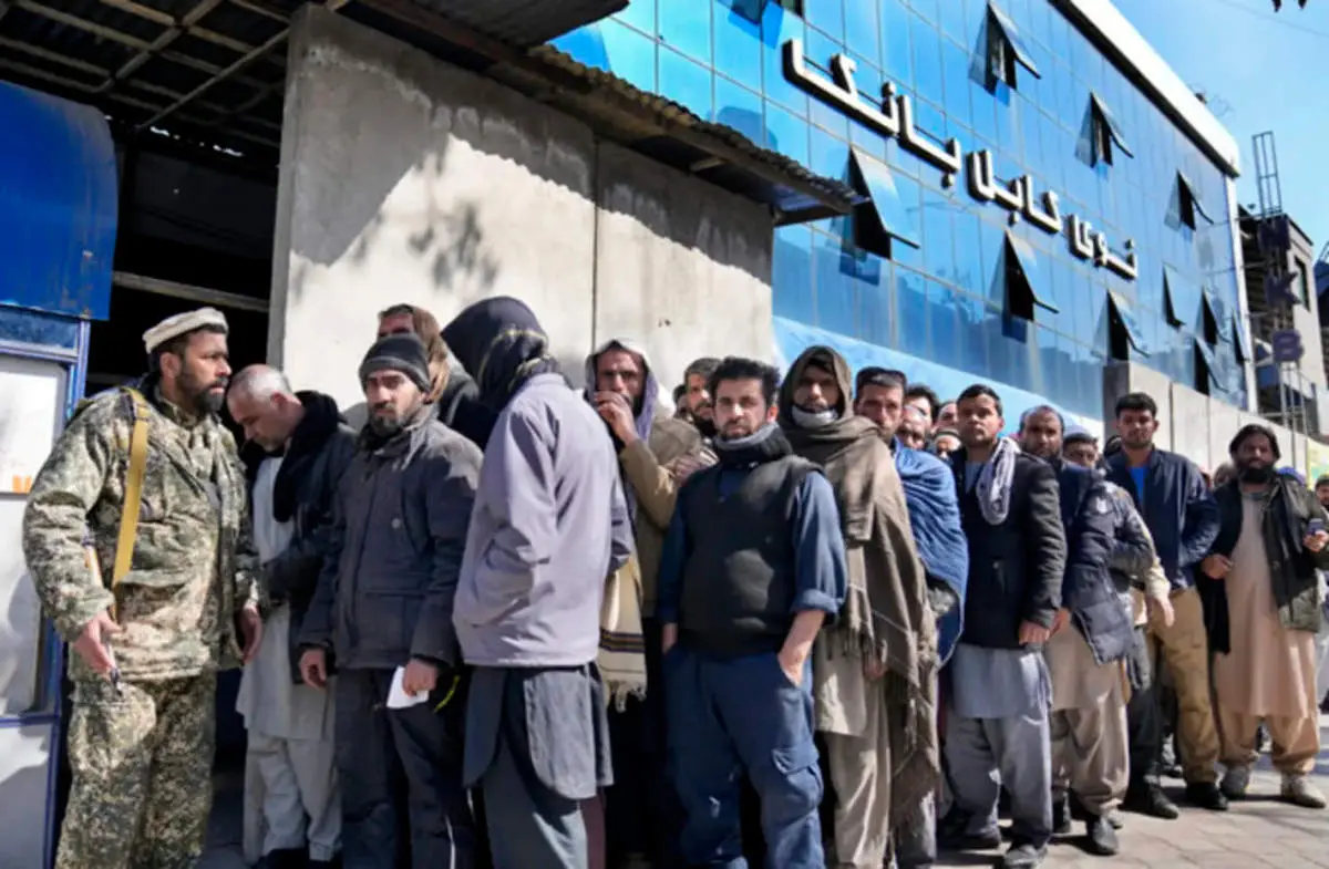 کارگران افغانی در لباس شرکت آب و فاضلاب خبرساز شدند+ عکس