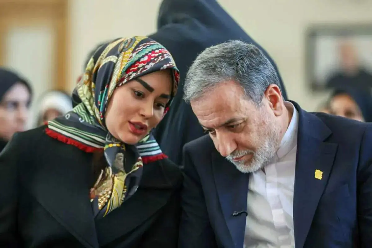 عکس خبرساز از خاکسپاری بدرالسادات عراقچی با اشک‌های همسر وزیر