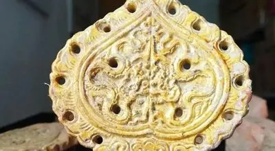 کشف برگ‌های سفالی باستانی  با روکش طلا + عکس