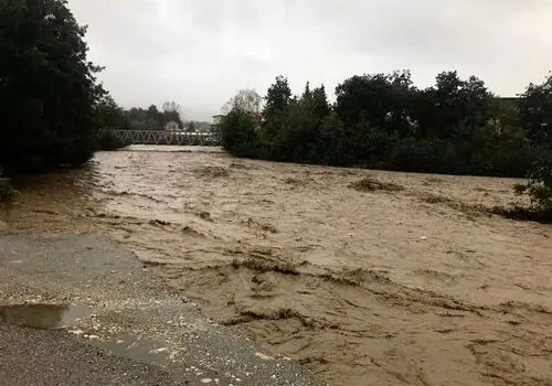 لحظات نفس گیر نجات راننده کامیون از سیلاب+ فیلم