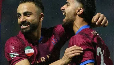 بوسه‌ای از جنس عشق؛ فوتبالیست ایرانی پس از گل، دستان مادر را بوسید