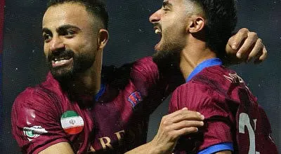 بوسهای از جنس عشق؛ فوتبالیست ایرانی پس از گل، دستان مادر را بوسید