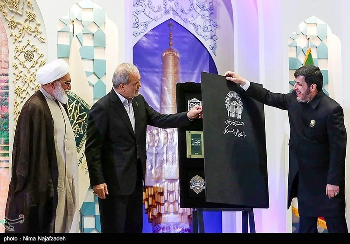 کوچکترین شرکت کننده در همایش جهانی امام رضا(ع)/عکس 