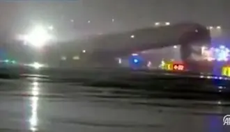 حادثه در یک فرودگاه+ویدیو/ اولین تصاویر از برخورد هواپیما با خودروی آتش نشانی