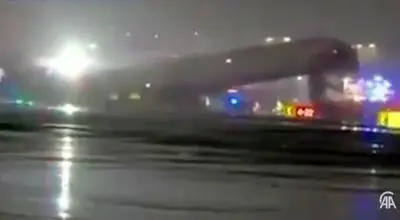 حادثه در یک فرودگاه+ویدیو/ اولین تصاویر از برخورد هواپیما با خودروی آتش نشانی