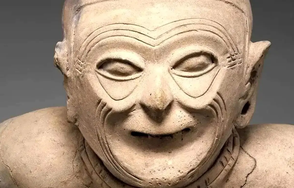 تصاویر جذاب پیرمرد 2 هزارساله‌ای در حال نشستن + عکس