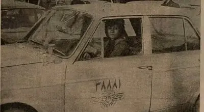 تصویر حکیمه فرهود، اولین زن راننده تاکسی در ایران