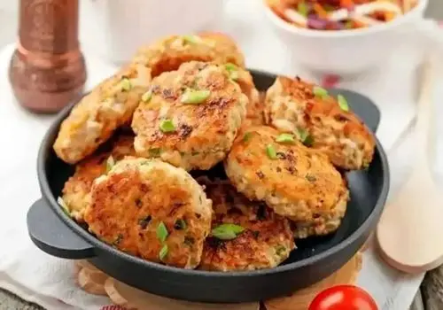 طرز تهیه کوکو مرغ و پیازچه؛ یک افطاری ساده اما خلاقانه
