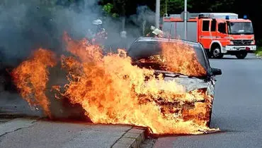 آتش گرفتن خودروها در عربستان بر اثر شدت گرمای هوا!+ فیلم