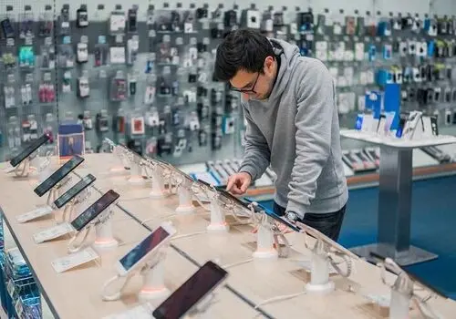 واردات موبایل با دلار ۷۰ هزار تومانی فروش با دلار ۱۰۰ هزار تومانی

