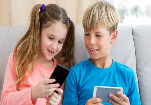 گوشی هوشمند چه بلایی سر مغز کودکان می‌آورد؟
