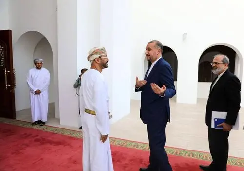 اهدای مدال «النعمان» سلطان عمان به یک دیپلمات ایرانی