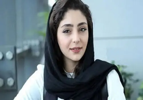 عکس‌های آتلیه‌ای هستی مهدوی‌فر با لباس گلدار