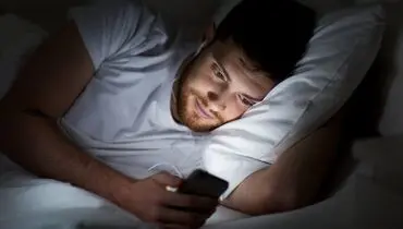 آیا استفاده از گوشی قبل خواب واقعاً مضر است؟ یافته‌های تازه چه می‌گویند؟