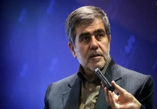 تصویری از شهید فریدون عباسی در کنار رهبر انقلاب


