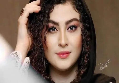 طراحی خلاقانه کارت عروسی مریم مومن بر روی شیشه/عکس