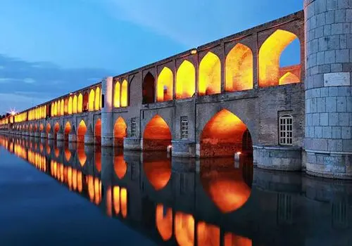 ماجرای حضور زن نیمه برهنه در یکی از بانک‌های اصفهان