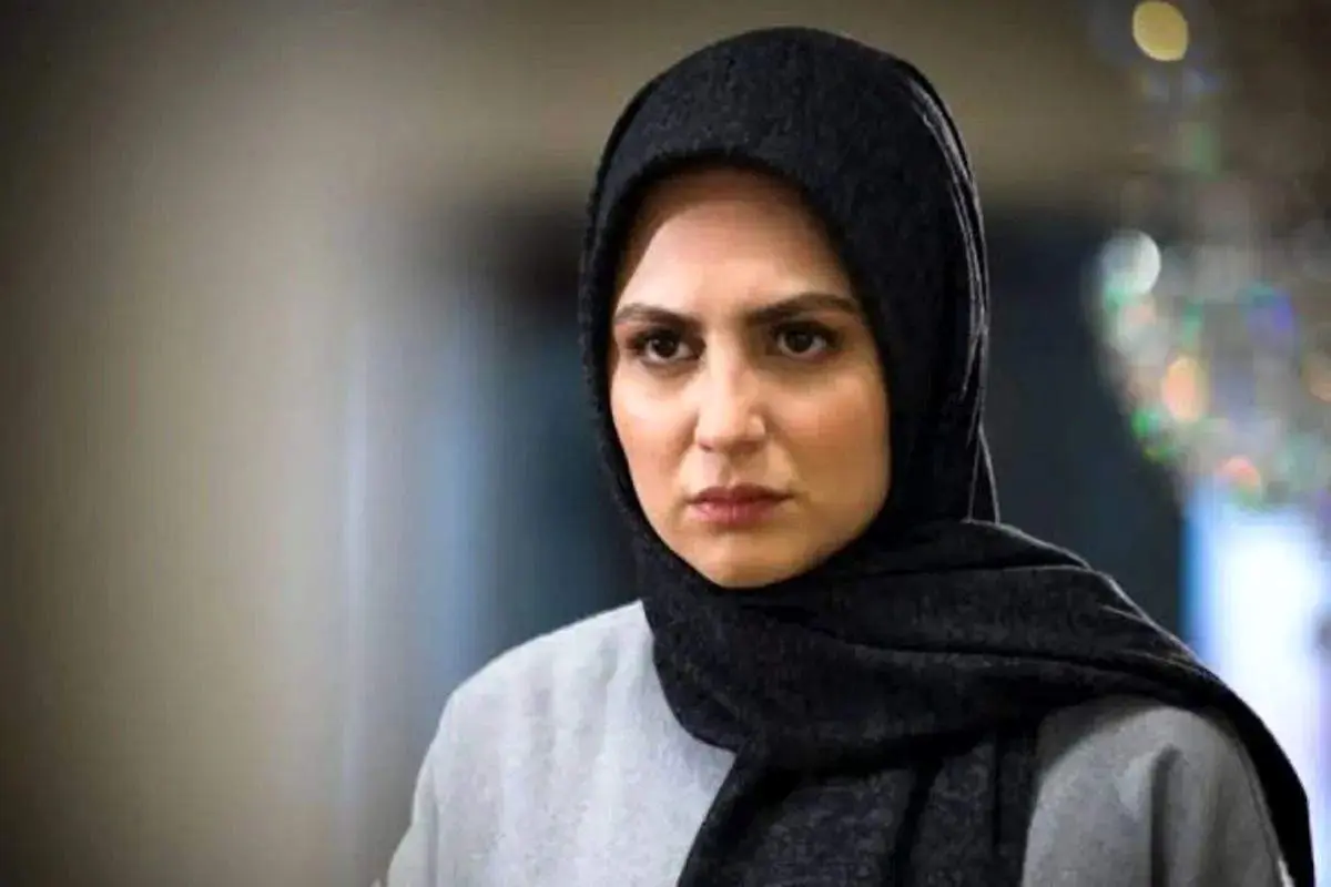 تیپ ساده و شیک بازیگر "آلا": نیلوفر کوخانی در اکران "شهر قصه" با استایلی تمام‌مشکی!