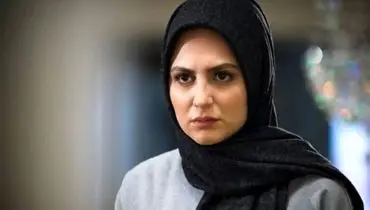 تیپ ساده و شیک بازیگر "آلا": نیلوفر کوخانی در اکران "شهر قصه" با استایلی تمام‌مشکی!