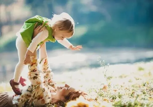 چگونه به سوالات کودکان درباره زایمان پاسخ دهیم؟ راهنمایی برای والدین