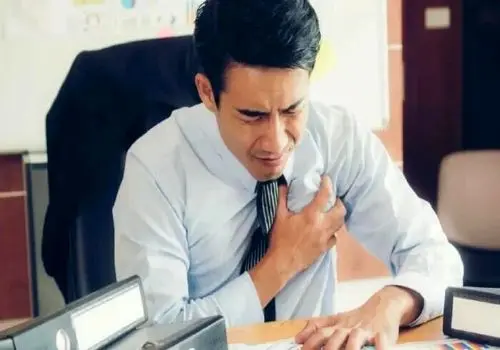 نشانه‌های خطرناک درد قفسه سینه که باید بشناسید!