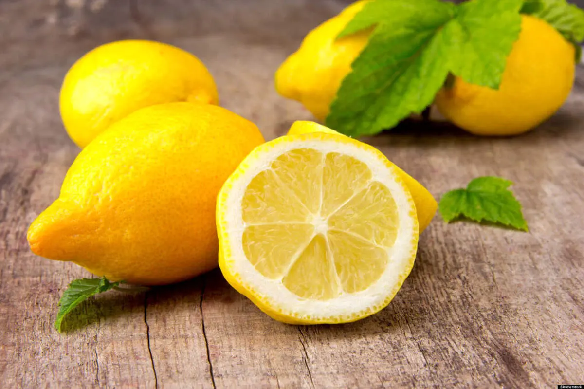 وقتی لیمو را روی صفحه نمایش گوشی خود می گذارید چه اتفاقی می افتد؟+ فیلم