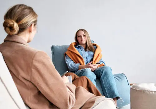 روانشناس زن بهتر است یا مرد؟ تاثیر درمان روان و جنسیت روان‌درمانگر