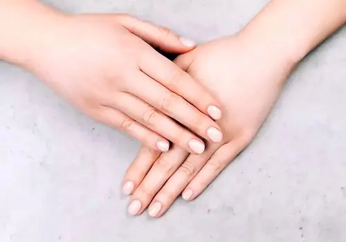 راز داشتن ناخن‌هایی سالم و محکم بدون کاشت؛ راهکارهایی طبیعی که باید امتحان کنی!