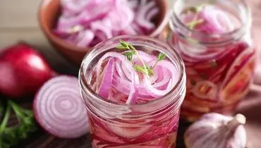 ترفندهای خوش‌رنگ شدن ترشی پیاز زمستانی

