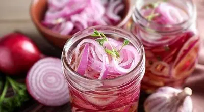 ترفندهای خوش‌رنگ شدن ترشی پیاز زمستانی

