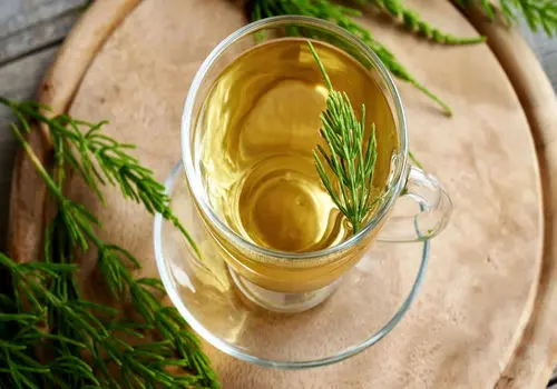 7 فایده شگفت‌انگیز چای دم‌اسبی 