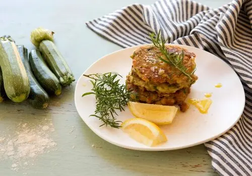 تهیه ترشی خوشرنگ و پرطرفدار: ترشی سالاد فصل با طعم بی‌نظیر رب گوجه فرنگی!