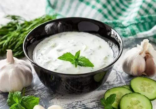 هشدار جدی کارشناس تغذیه: هرگز با غذا ماست نخورید!