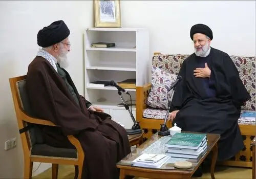 برگزاری مراسم بزرگداشت رئیس‌جمهور و همراهانش از سوی رهبر انقلاب