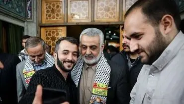 حضور شخصی با شباهت شگفت انگیز به شهید سلیمانی در مراسم شهید سید رضی موسوی+ عکس