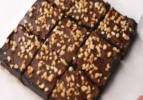 طعم دلچسب کیک شکلاتی دورنگ با پف زیاد+ فیلم/ راز پخت آسان کیک شکلاتی با مواد در دسترس