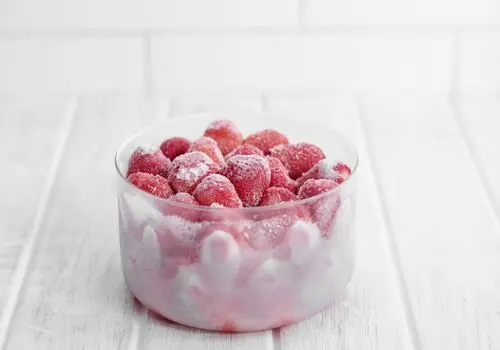 طرز تهیه یخمک توت‌فرنگی؛ دسر تابستانی ساده و فوری