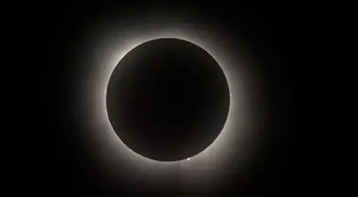 لحظه تماشایی گذر یک جرم اسرارآمیز در طول خورشیدگرفتگی 
